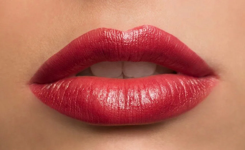 Descubriendo la Belleza Natural con Ácido Hialurónico en los Labios